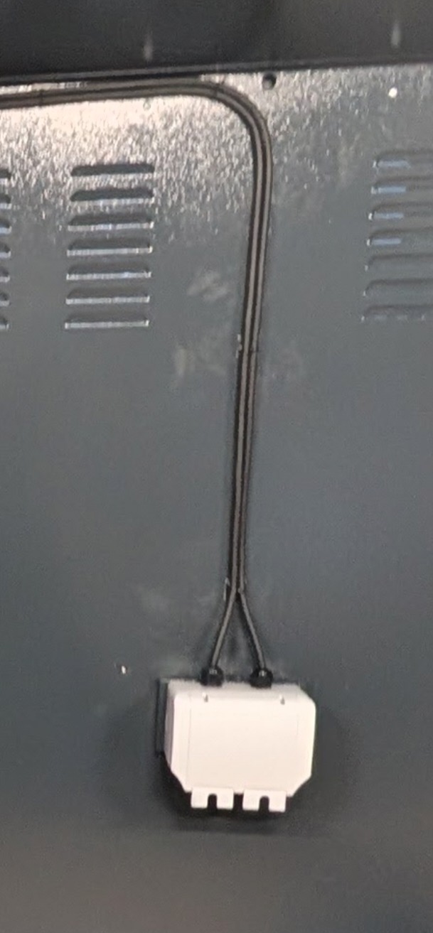 Cooker isolator switch and wiring behind appliance